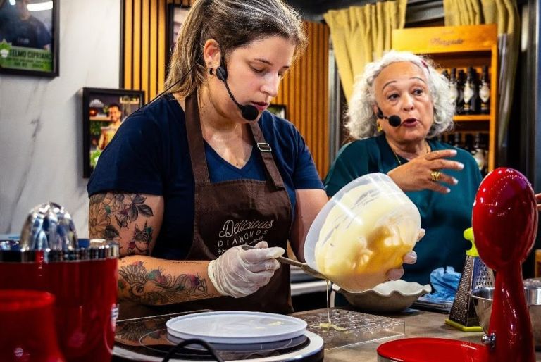A Chef Joana Marinho, de avental Delicious Diamonds, a preparar bombons na cozinha de demonstração das Festas de S. Pedro, em Porto de Mós