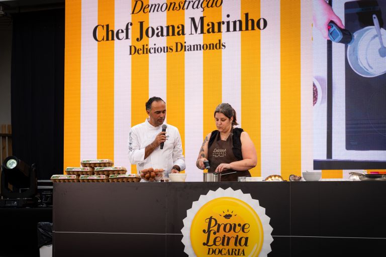 A Chef Joana Marinho ao vivo no palco do Prove Leiria Doçaria, com a faixa «Demonstração · Chef Joana Marinho · Delicious Diamonds»