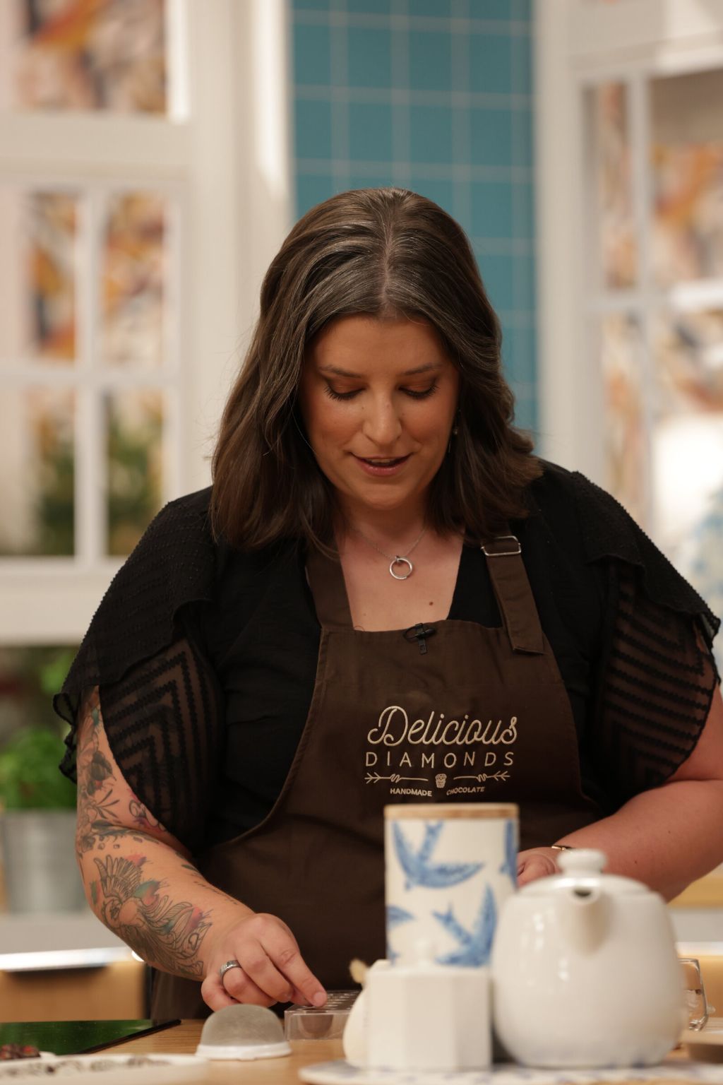 Chef Joana Marinho preparing bonbons in the Casa Feliz studio, SIC