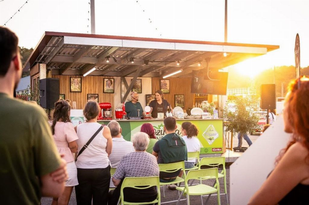 A cozinha de demonstração Azeite Morgado ao pôr do sol, com o público sentado a assistir ao showcooking da Chef