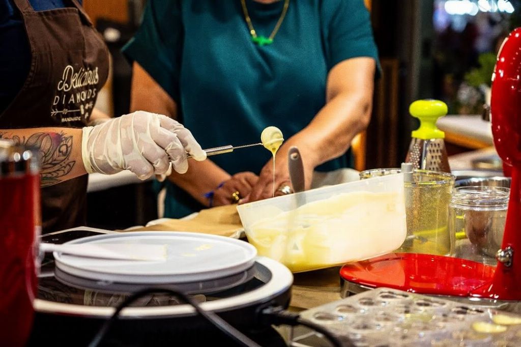 A Chef enche formas de bombons com recheio, ao vivo, em Porto de Mós