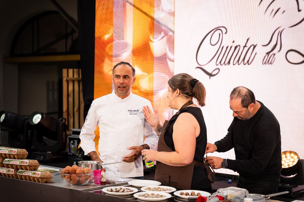 A Chef Joana Marinho a preparar bombons na bancada do palco, no Mercado de Sant’Ana, em Leiria