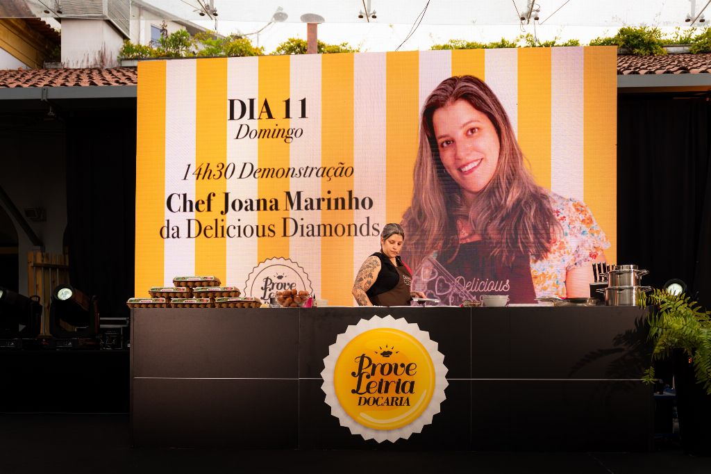 O palco do Prove Leiria Doçaria com o cartaz da demonstração da Chef Joana Marinho, domingo, 11 de outubro, às 14h30