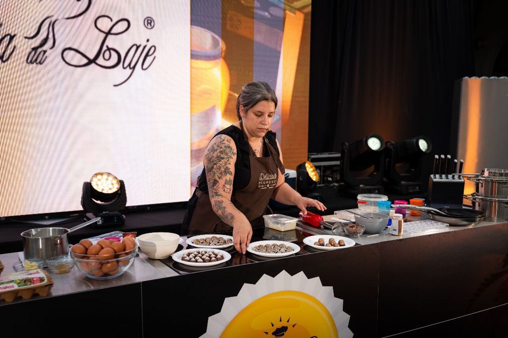 A Chef Joana Marinho concentrada na bancada, durante a demonstração
