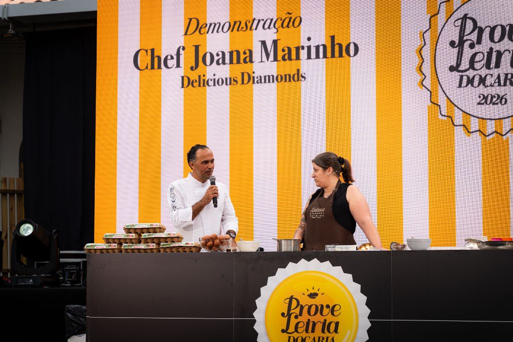 A Chef Joana Marinho a explicar o Winter Ember ao público, ao lado do Chef Rui Lopes, no Prove Leiria Doçaria
