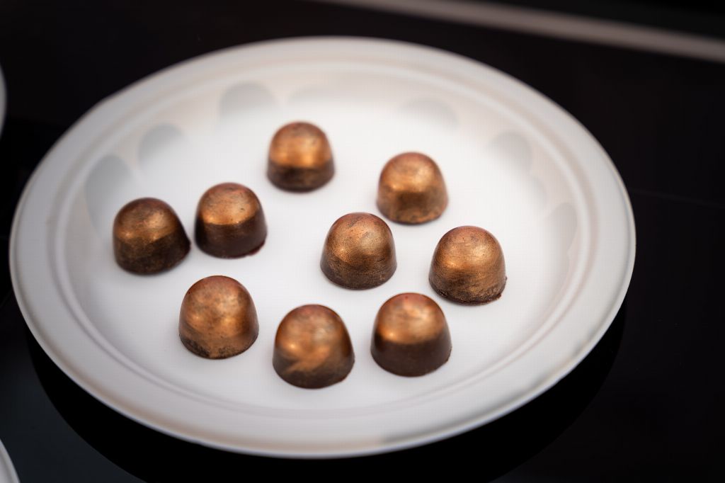 Edição especial: bombons com as cascas pintadas a dourado na V+ TVI, recheados com o recheio do Nata Portuguesa e bolacha caramelizada