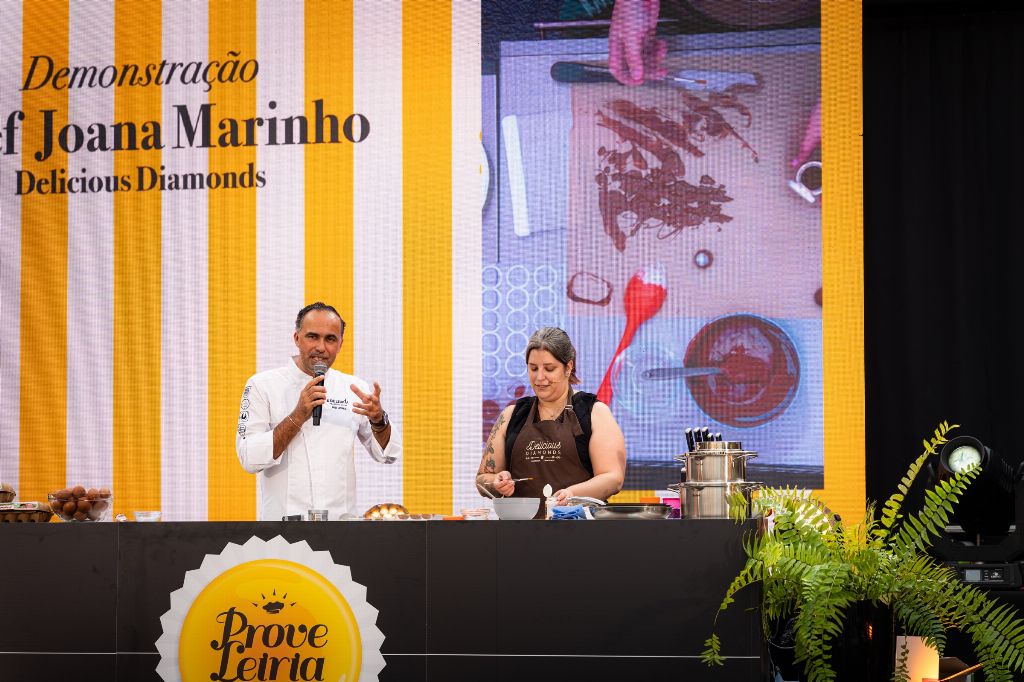 Pormenor da bancada: varinha vermelha, taças e chocolate em lascas