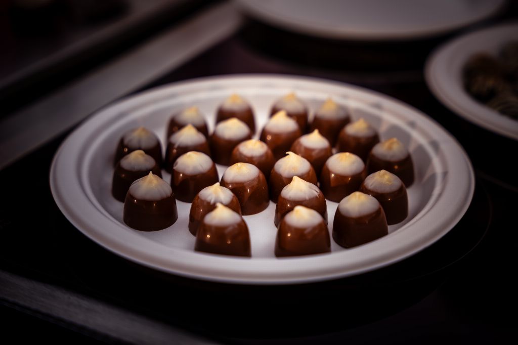 Um prato de bombons Winter Ember, de chocolate de leite com ponta branca, prontos a provar
